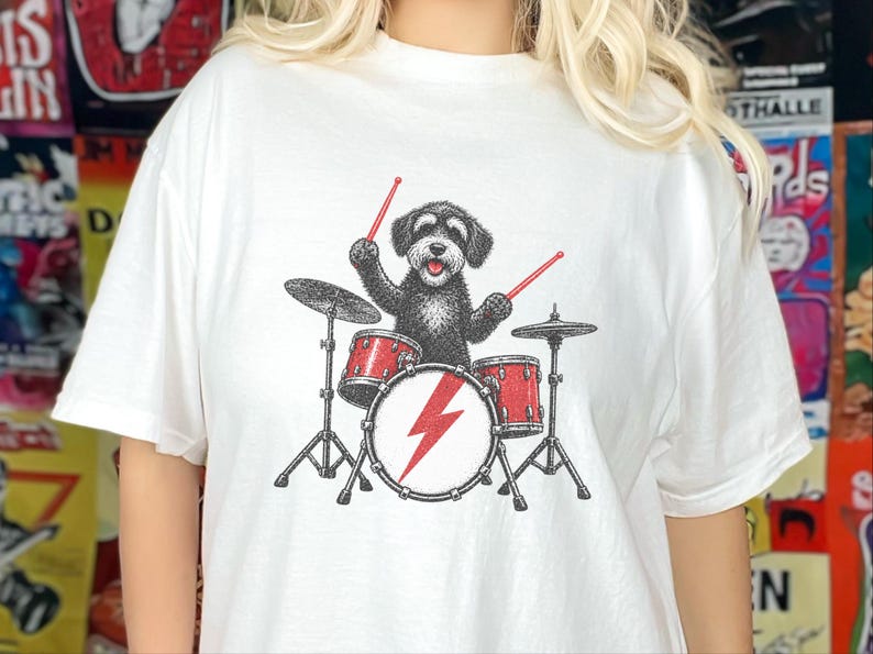 T-Shirt mit Schnoodle am Schlagzeug, Geschenk für Schlagzeuger, Musikliebhaber, Rockhund-Shirt, Geschenk für Hundebesitzer, T-Shirt für Perkussionisten Bild 7