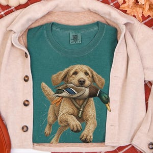 Camiseta Goldendoodle, Presente para Caçador de Patos, Camiseta para Caçador de Aves Aquáticas, Arte de Cão de Caça, Presente para Dono de Retriever, Camiseta Vintage de Vida Selvagem imagem 3