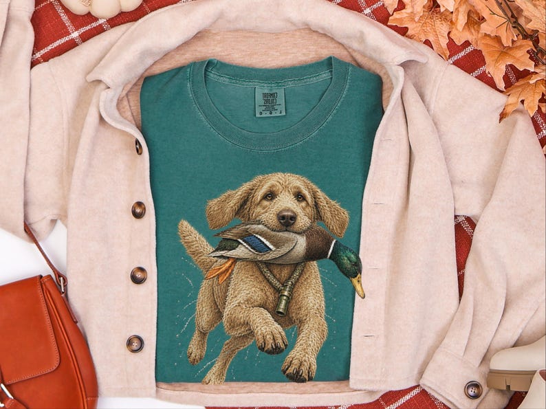 Camiseta Goldendoodle, Presente para Caçador de Patos, Camiseta para Caçador de Aves Aquáticas, Arte de Cão de Caça, Presente para Dono de Retriever, Camiseta Vintage de Vida Selvagem imagem 3