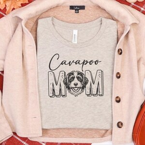 Cavapoo-Mama-Shirt, süßes Doodle-T-Shirt | Geschenk für Hundeliebhaberinnen, T-Shirt für Pudel-Mischlingsbesitzerinnen | Lustige Kleidung für Hundemamas, Geschenkidee für frischgebackene Hundemamas Bild 2
