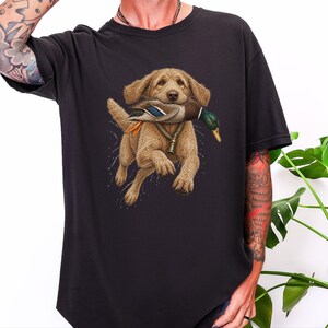 Camiseta Goldendoodle, Presente para Caçador de Patos, Camiseta para Caçador de Aves Aquáticas, Arte de Cão de Caça, Presente para Dono de Retriever, Camiseta Vintage de Vida Selvagem imagem 1