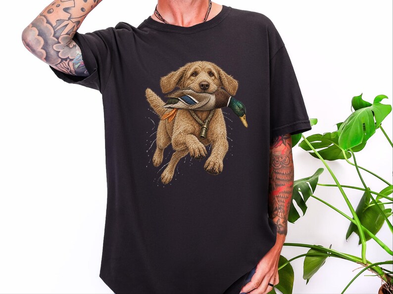 Camiseta Goldendoodle, Presente para Caçador de Patos, Camiseta para Caçador de Aves Aquáticas, Arte de Cão de Caça, Presente para Dono de Retriever, Camiseta Vintage de Vida Selvagem imagem 1