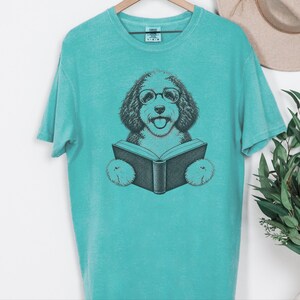 Camiseta de lectura para Sheepadoodle, camiseta para perros lectores, regalo para mamás de Sheepadoodle, regalo para amantes de los perros y los libros, camiseta vintage de biblioteca, camiseta para clubes de lectura imagen 5