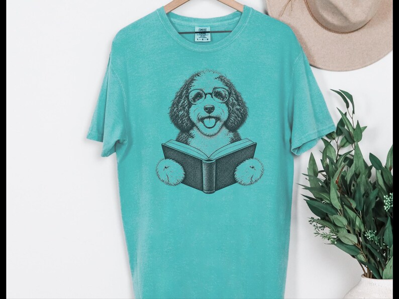 Camiseta de lectura para Sheepadoodle, camiseta para perros lectores, regalo para mamás de Sheepadoodle, regalo para amantes de los perros y los libros, camiseta vintage de biblioteca, camiseta para clubes de lectura imagen 5