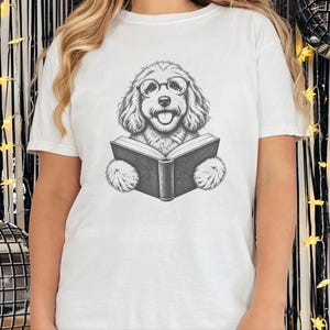 Camiseta para perro lector, camiseta para perro aficionado a los libros, regalo para amantes de los Cockapoo, camiseta de biblioteca, regalo vintage para mamás de Doodle, regalo para dueños de perros imagen 2