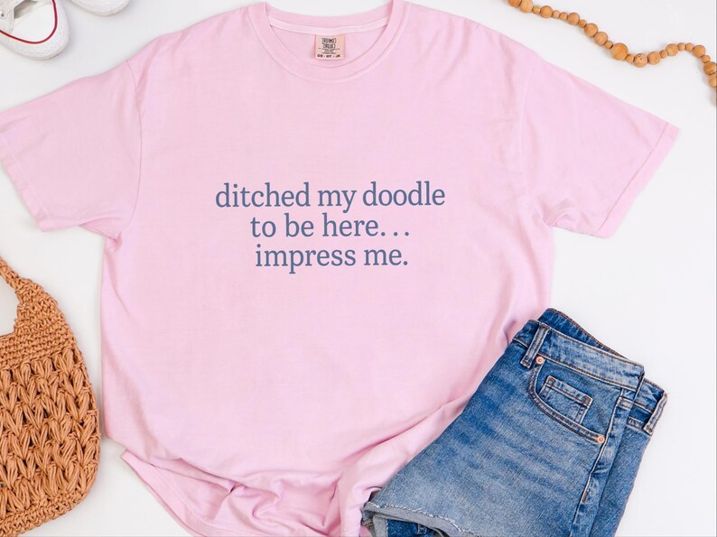 Camiseta para mamás de perros Doodle, regalo para dueños de perros Doodle, camiseta divertida para amantes de los perros, camiseta sarcástica para padres de mascotas. imagen 1