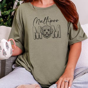 Koszulka dla mamy maltipoo, modna koszulka dla mamy psa, krzyżówka maltańczyka z pudlem, prezent dla właściciela maltipoo, koszulka dla kobiet, prezent dla właścicieli zwierząt domowych, modna koszulka dla mamy psa zdjęcie 3