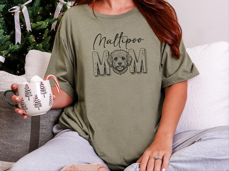 Koszulka dla mamy maltipoo, modna koszulka dla mamy psa, krzyżówka maltańczyka z pudlem, prezent dla właściciela maltipoo, koszulka dla kobiet, prezent dla właścicieli zwierząt domowych, modna koszulka dla mamy psa zdjęcie 3