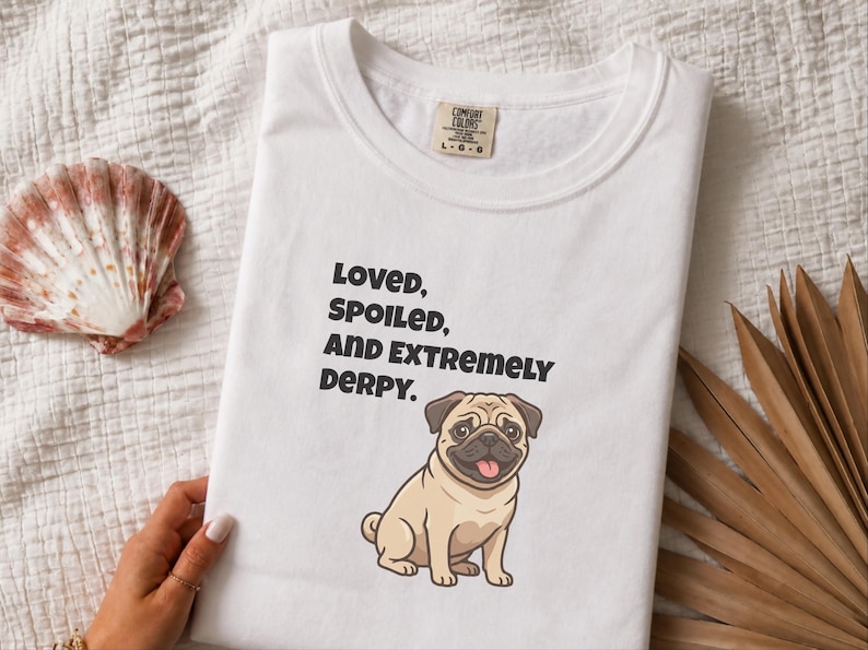 Comfort Colors T-Shirt mit süßem Mopsmotiv, „Geliebter, verwöhnter und extrem tollpatschiger“ Mops-Shirt in Rehbraun, T-Shirt für Mopsliebhaber, lustiges Mops-Shirt, süßes Mops-Shirt, T-Shirt für Mops-Mamas Bild 1