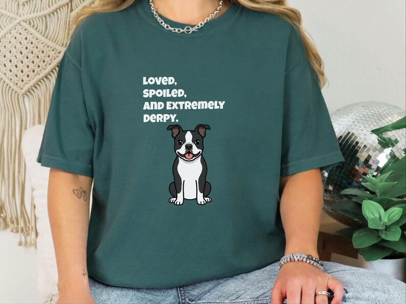 Comfort Colors rolig Bostonterrier-tröja, älskad, bortskämd och extremt derpy-tröja, nyckfull Bostonterrier-tröja för hundägare, rolig hundtröja bild 3