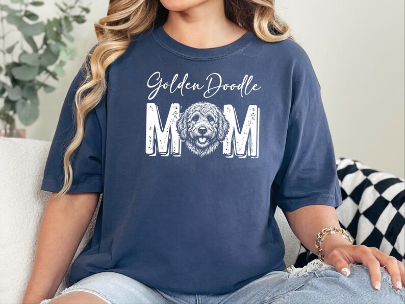 Camiseta Comfort Colors Doodle Mama, Camiseta para Mãe de Golden Doodle, Estampa para Amantes de Goldendoodle, Presente Divertido para Pais de Cães, Presente para Donos de Pets imagem 3