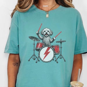 Camiseta Maltipoo Baterista, Camiseta Cachorro Rockeiro, Ideia de Presente para Baterista, Camiseta Amante da Música, Camiseta Filhote Músico, Presente para Pet de Banda de Rock imagem 1
