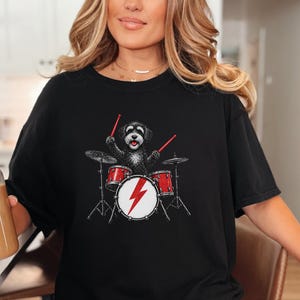 T-Shirt mit Schnoodle am Schlagzeug, Geschenk für Schlagzeuger, Musikliebhaber, Rockhund-Shirt, Geschenk für Hundebesitzer, T-Shirt für Perkussionisten Bild 4