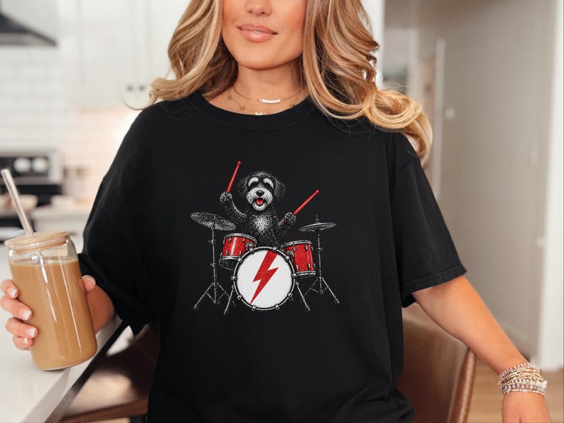 T-Shirt mit Schnoodle am Schlagzeug, Geschenk für Schlagzeuger, Musikliebhaber, Rockhund-Shirt, Geschenk für Hundebesitzer, T-Shirt für Perkussionisten Bild 4