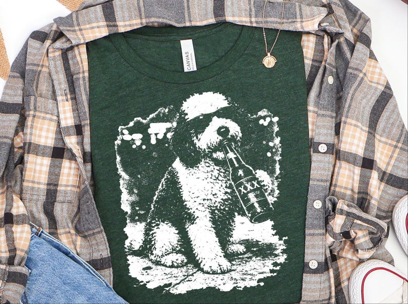 In Dog Beers Sheepadoodle Drinking Beer Shirt, Ironic Meme Dog Tee, Funny Dog Art Graphic, Urban Pet Owner Gift Idea afbeelding 2