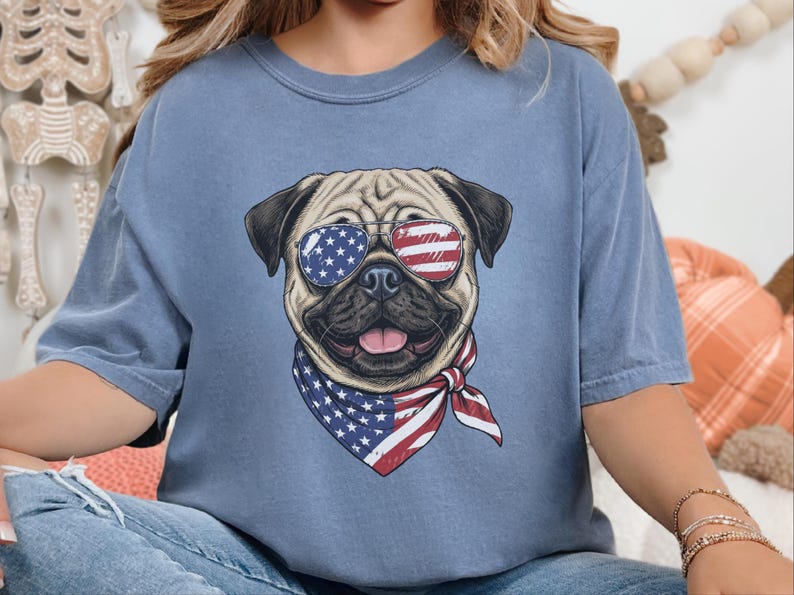 Comfort Colors Patriotisch Hondenshirt, Grappige Mopshond Sweatshirt, Patriotisch T-shirt met Amerikaanse Vlag en Mopshond, Shirt voor de Amerikaanse Onafhankelijkheidsdag (4 juli) afbeelding 1