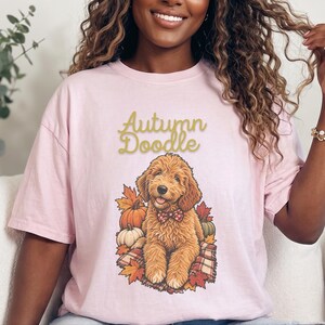 Koszulka dla psa w jesiennych kolorach Comfort Colors, koszulka dla mamy Goldendoodle, koszulka z jesiennym motywem Doodle, strój na Święto Dziękczynienia dla miłośnika psów Labradoodle, prezent dla miłośnika Doodle zdjęcie 2