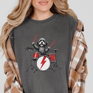 Cavapoo-shirt, cadeau voor Cavapoo-moeder, rockende drummer-shirt, hond die drumt, shirt voor muziekliefhebbers, rockband-shirt, grappig cadeau voor hondenbezitters afbeelding 1