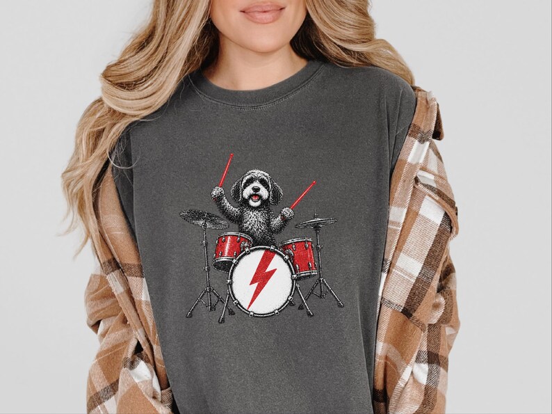 Cavapoo-shirt, cadeau voor Cavapoo-moeder, rockende drummer-shirt, hond die drumt, shirt voor muziekliefhebbers, rockband-shirt, grappig cadeau voor hondenbezitters afbeelding 1