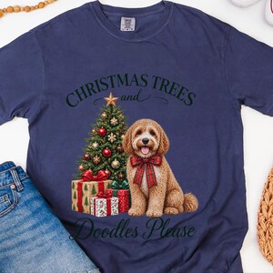 キャバプーのクリスマスシャツ、キャバプーママへのギフト、クリスマスツリーとドゥードル犬をお願いします、ドゥードル犬好きのシャツ、ホリデーペット好きへのギフト 画像 5