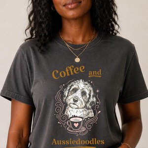 Comfort Colors T-Shirt mit lustigem Hundemotiv, Kaffee- und Aussiedoodle-Motiv, verspielte Tiermotive, Kleidung für Teeliebhaber, Cottagecore-Doodle-Porträt, skurrile Hunde Bild 2