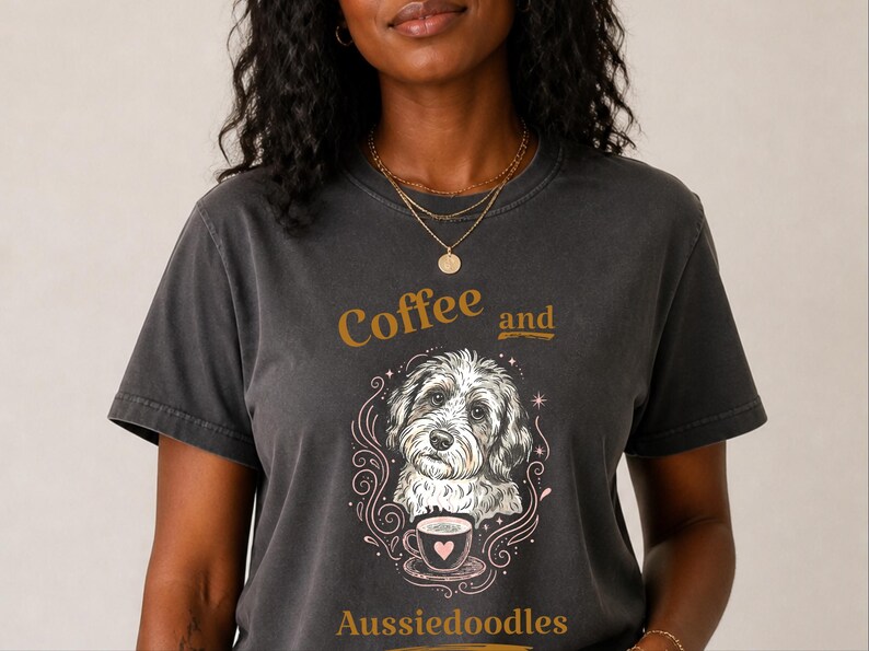 Comfort Colors T-Shirt mit lustigem Hundemotiv, Kaffee- und Aussiedoodle-Motiv, verspielte Tiermotive, Kleidung für Teeliebhaber, Cottagecore-Doodle-Porträt, skurrile Hunde Bild 2
