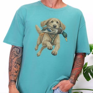 Camiseta Goldendoodle, Presente para Caçador de Patos, Camiseta para Caçador de Aves Aquáticas, Arte de Cão de Caça, Presente para Dono de Retriever, Camiseta Vintage de Vida Selvagem imagem 6