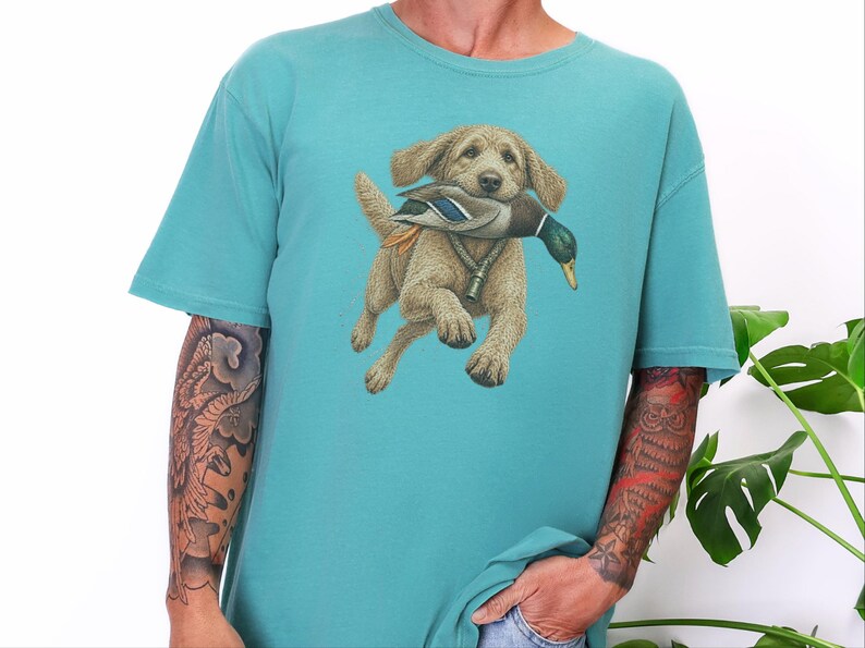 Camiseta Goldendoodle, Presente para Caçador de Patos, Camiseta para Caçador de Aves Aquáticas, Arte de Cão de Caça, Presente para Dono de Retriever, Camiseta Vintage de Vida Selvagem imagem 6