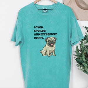 Comfort Colors T-Shirt mit süßem Mopsmotiv, „Geliebter, verwöhnter und extrem tollpatschiger“ Mops-Shirt in Rehbraun, T-Shirt für Mopsliebhaber, lustiges Mops-Shirt, süßes Mops-Shirt, T-Shirt für Mops-Mamas Bild 4