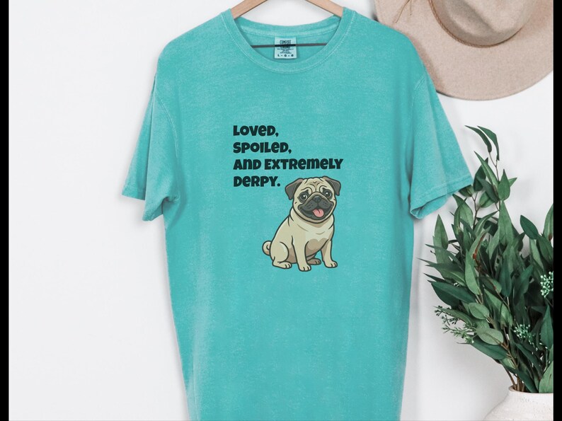 Comfort Colors T-Shirt mit süßem Mopsmotiv, „Geliebter, verwöhnter und extrem tollpatschiger“ Mops-Shirt in Rehbraun, T-Shirt für Mopsliebhaber, lustiges Mops-Shirt, süßes Mops-Shirt, T-Shirt für Mops-Mamas Bild 4
