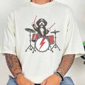 Bernedoodle-Shirt, Geschenk für Schlagzeuger, Rockband-T-Shirt, Geschenk für Musikliebhaber, Geschenk für Bernedoodle-Mama, Schlagzeuger-Shirt Bild 6