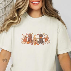 Camiseta Goldendoodle de otoño, regalo para mamás Goldendoodle, camiseta de hojas de otoño, suéter para amantes de los perros con estampado de calabazas, prenda acogedora para la temporada. imagen 2