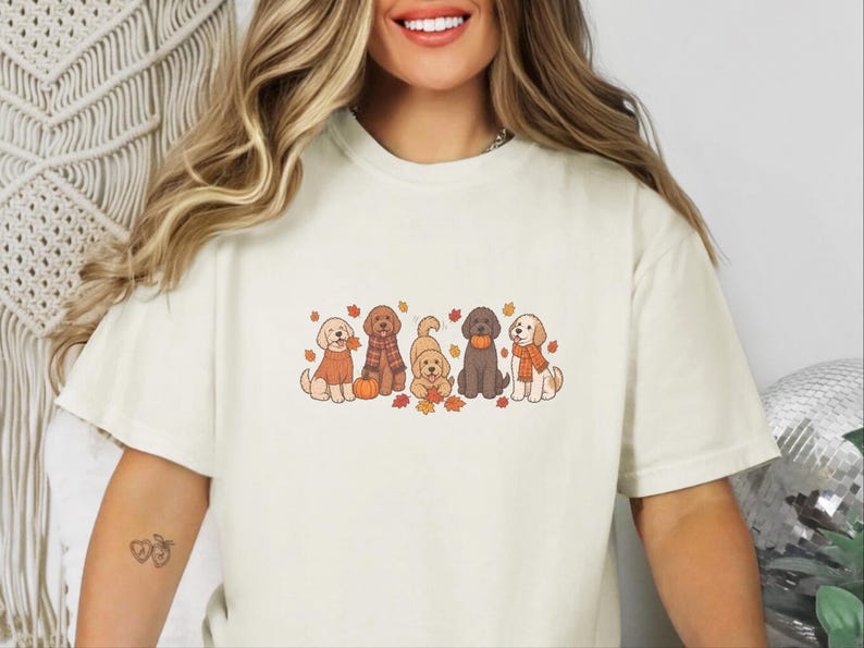 Camiseta Goldendoodle de otoño, regalo para mamás Goldendoodle, camiseta de hojas de otoño, suéter para amantes de los perros con estampado de calabazas, prenda acogedora para la temporada. imagen 2