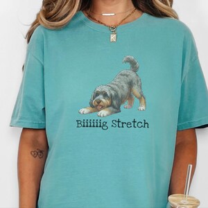 Camiseta elástica grande Comfort Colors Aussiedoodle Art, regalo divertido para amantes de los perros Doodle, camiseta para nuevos dueños de cachorros, para mamás y papás Goldendoodle, camiseta divertida para mascotas imagen 3