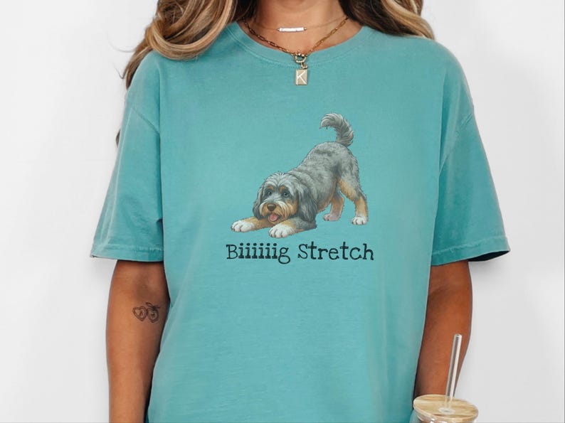 Camiseta elástica grande Comfort Colors Aussiedoodle Art, regalo divertido para amantes de los perros Doodle, camiseta para nuevos dueños de cachorros, para mamás y papás Goldendoodle, camiseta divertida para mascotas imagen 3