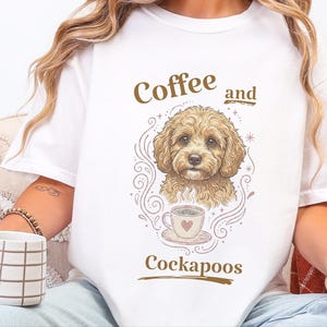 Camiseta Comfort Colors con estampado Cockapoo estilo vintage, ideal para amantes de los perros, con temática de café y Cockapoos. Regalos originales con retratos de mascotas. imagen 5