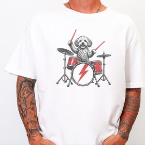 Camiseta Maltipoo Baterista, Camiseta Cachorro Rockeiro, Ideia de Presente para Baterista, Camiseta Amante da Música, Camiseta Filhote Músico, Presente para Pet de Banda de Rock imagem 4