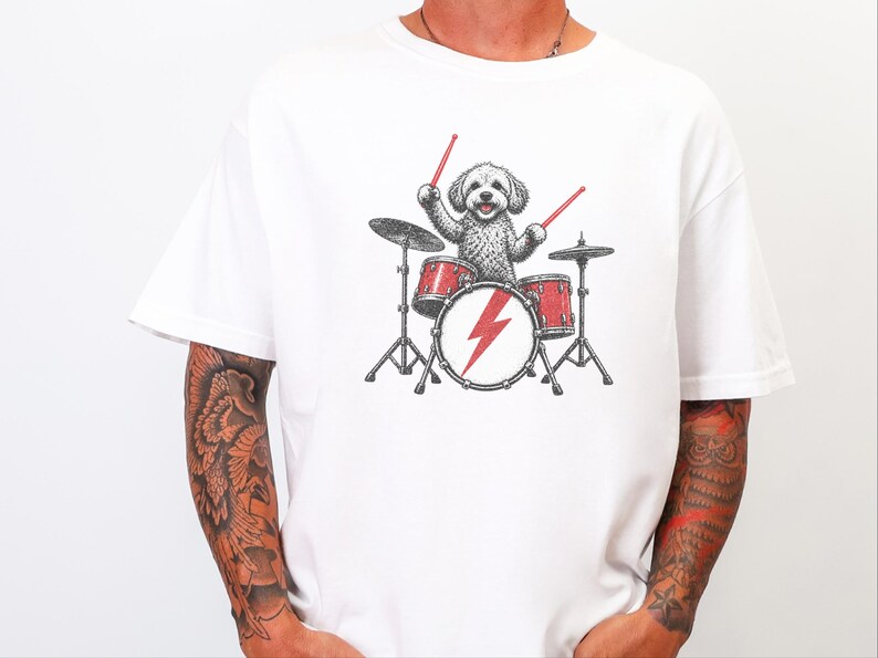 Camiseta Maltipoo Baterista, Camiseta Cachorro Rockeiro, Ideia de Presente para Baterista, Camiseta Amante da Música, Camiseta Filhote Músico, Presente para Pet de Banda de Rock imagem 4