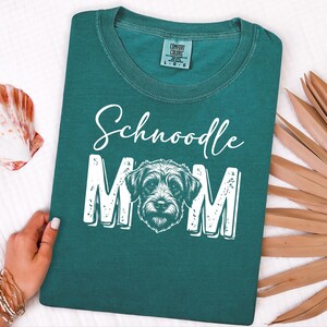 Camiseta Comfort Colors para amantes de los Schnoodle, camiseta para mamás de Schnoodle, sudadera de cuello redondo a la moda para mamás de perros, estampado retro de perros, regalo único para dueños de perros, regalos para amantes de los Schnoodle imagen 7