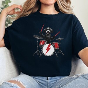 Maglietta nera da batterista Labradoodle, regalo per amanti della musica rock con cani, maglietta heavy metal con cuccioli, top da concerto retrò immagine 3