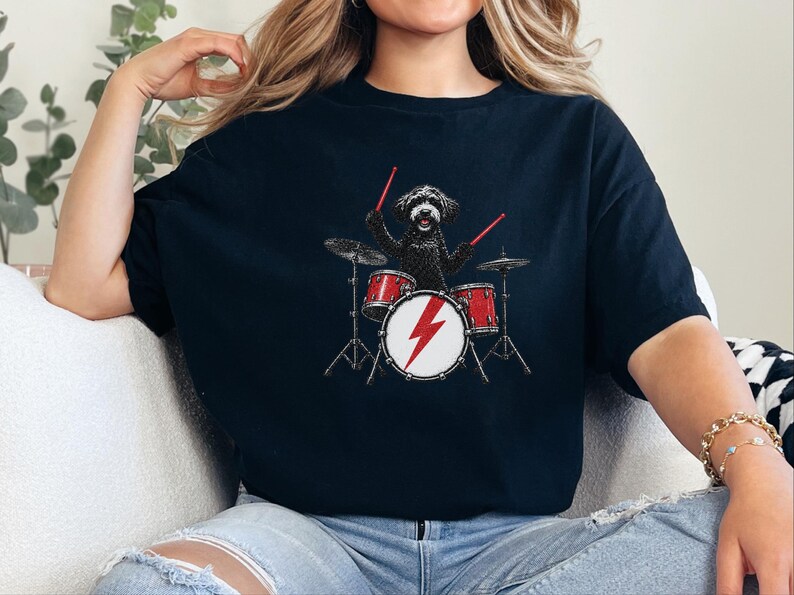 Maglietta nera da batterista Labradoodle, regalo per amanti della musica rock con cani, maglietta heavy metal con cuccioli, top da concerto retrò immagine 3