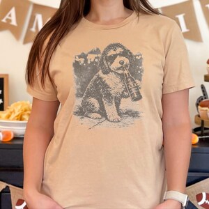 Grappig T-shirt met een Aussiedoodle die bier drinkt, perfect cadeau voor hondenbezitters. Een origineel T-shirt met een grappige dierenprint, ideaal als cadeau voor bierliefhebbers. afbeelding 6