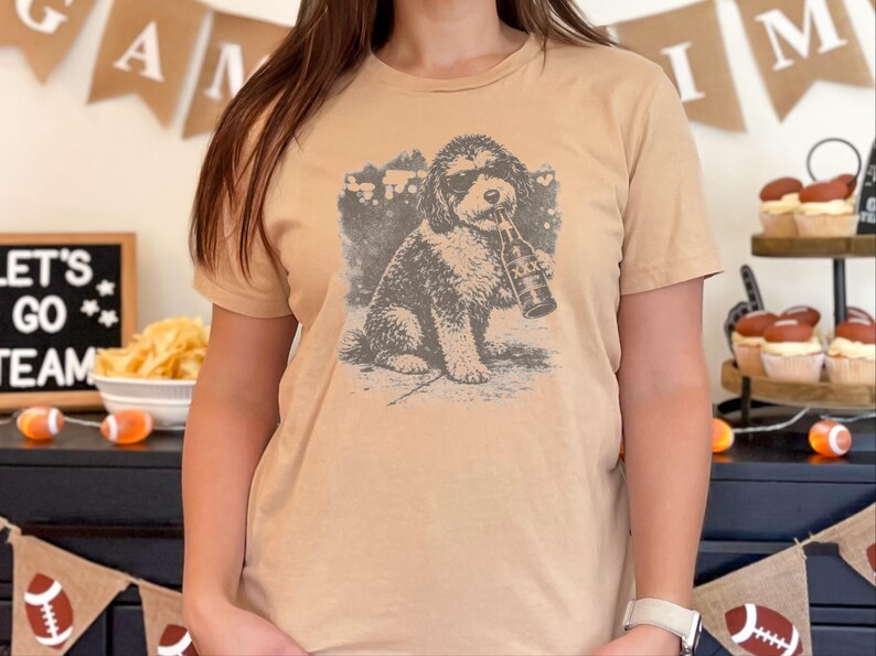 Grappig T-shirt met een Aussiedoodle die bier drinkt, perfect cadeau voor hondenbezitters. Een origineel T-shirt met een grappige dierenprint, ideaal als cadeau voor bierliefhebbers. afbeelding 6