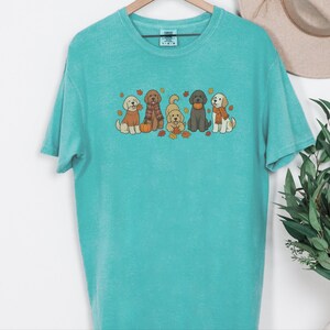Camiseta Goldendoodle de otoño, regalo para mamás Goldendoodle, camiseta de hojas de otoño, suéter para amantes de los perros con estampado de calabazas, prenda acogedora para la temporada. imagen 4