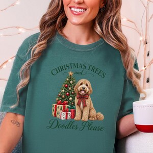 Cockapoo kerstshirt, kerstshirt voor huisdieren, cadeau voor cockapoo-liefhebbers, kerstbomen en doodles graag afbeelding 2