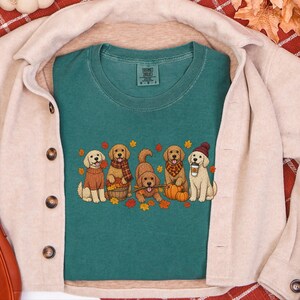 Herbst-Shirt mit Golden-Retriever-Motiv, Geschenk für Hundeliebhaber im Herbst, T-Shirt für Golden-Retriever-Mama, Sweatshirt mit Kürbismotiv, Kuschelige Kleidung für Welpen im Herbst Bild 3