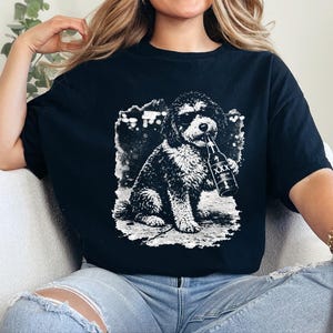 Grappig T-shirt met een Aussiedoodle die bier drinkt, perfect cadeau voor hondenbezitters. Een origineel T-shirt met een grappige dierenprint, ideaal als cadeau voor bierliefhebbers. afbeelding 3