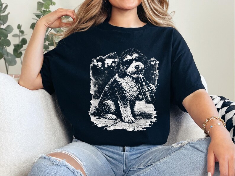 Grappig T-shirt met een Aussiedoodle die bier drinkt, perfect cadeau voor hondenbezitters. Een origineel T-shirt met een grappige dierenprint, ideaal als cadeau voor bierliefhebbers. afbeelding 3