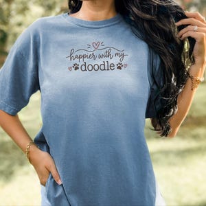 Koszulka dla mamy Doodle, szczęśliwsza z prezentem dla mojego Doodle, koszulka dla psa Doodle, koszulka dla mamy Goldendoodle, prezent dla miłośnika labradoodle, koszulka dla mamy Bernedoodle zdjęcie 8