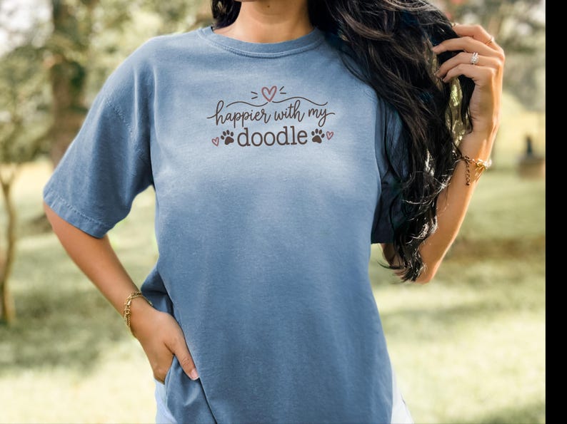 Koszulka dla mamy Doodle, szczęśliwsza z prezentem dla mojego Doodle, koszulka dla psa Doodle, koszulka dla mamy Goldendoodle, prezent dla miłośnika labradoodle, koszulka dla mamy Bernedoodle zdjęcie 8